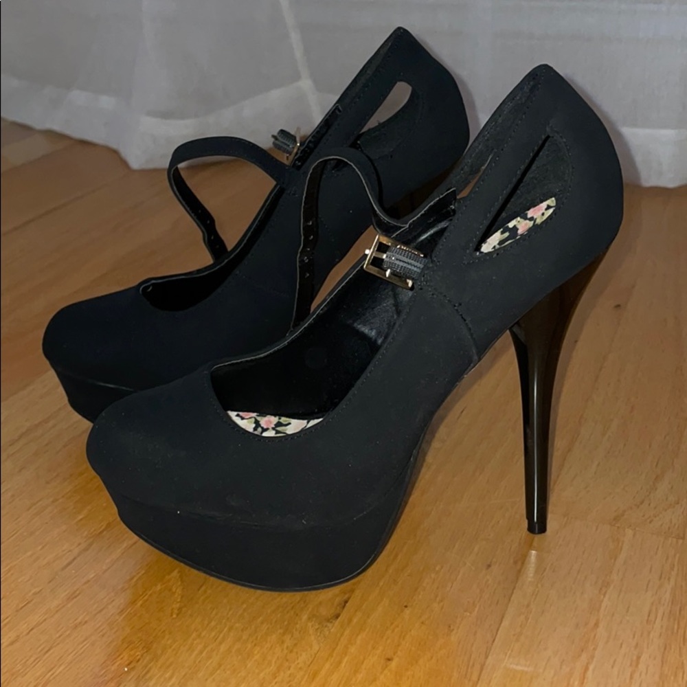Black pumps